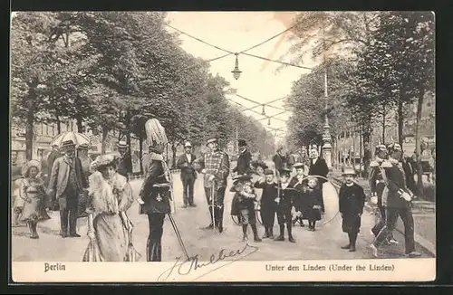 AK Berlin, Strassenmotiv mit Passanten Unter den Linden