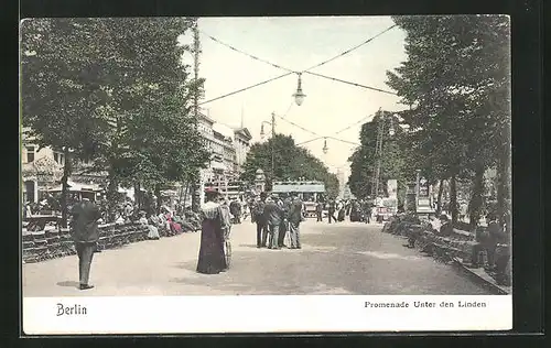 AK Berlin, Spaziergänger auf der Promenade Unter den Linden