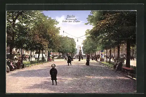 AK Berlin, Passanten auf der Promenade Unter den Linden
