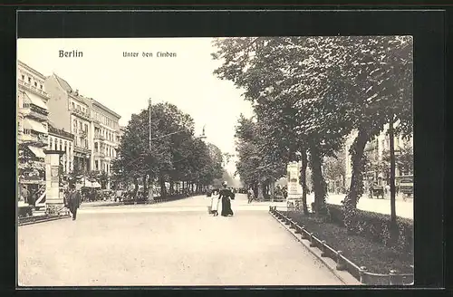 AK Berlin, Flaniermeile Unter den Linden mit Litfasssäulen