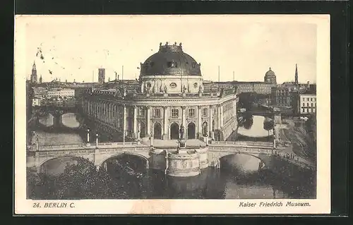 AK Berlin, Blick auf das Kaiser Friedrich Museum auf der Museumsinsel mit Spreepartie