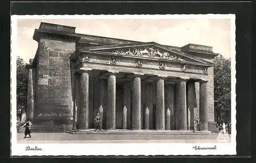 AK Berlin, Soldaten vor dem Ehrenmal Unter den Linden