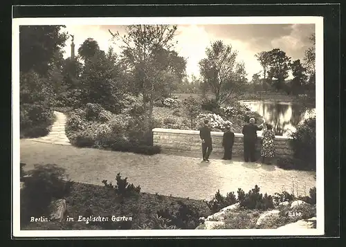 Foto-AK Berlin-Tiergarten, Berline rim Englischen Garten am Teich