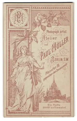 Fotografie Paul Müller, Berlin, Planufer 19, Portrait Frau im Leinengewand blickt auf ein Bild