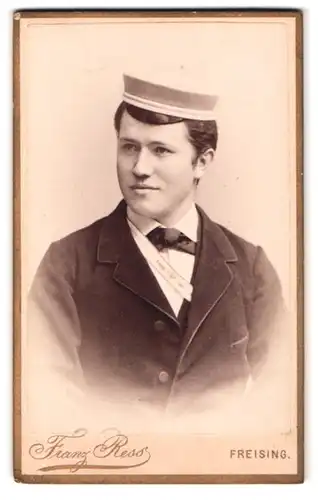 Fotografie Franz Ress, Freising, Mainburgerstr., Portrait Studentim Anzug mit Couleur und Schirmmütze