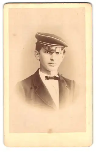 Fotografie Wilh. Koch, Leipzig, Boettcherplatz 15, Portrait junger Student im Anzug mit Tellermütze