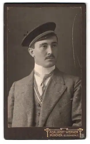 Fotografie Adlabert Werner, München, Elisenstr. 7, Portrait Student im Anzug mit Couleur und Tellermütze