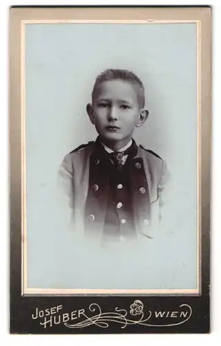 Fotografie Josef Huber, Wien, Arnstadtstr. 72, Portrait junger Knabe im Trachtenanzug mit Schlips