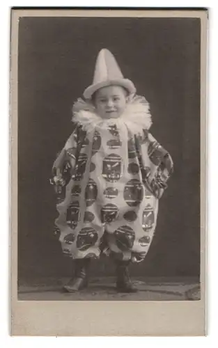 Fotografie unbekannter Fotograf und Ort, Portrait niedliches Kind im Clown Kostüm zum Fasching