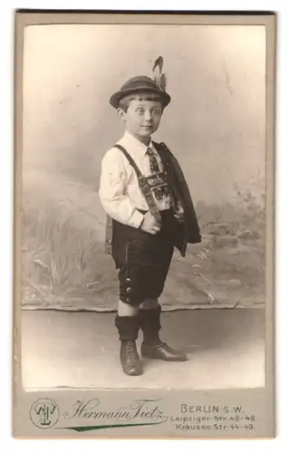 Fotografie Hermann Tietz, Berlin, Leipziger-Str. 48-49, Portrait kleiner Knabe Paul in bayrischer Tracht mit Lederhosen