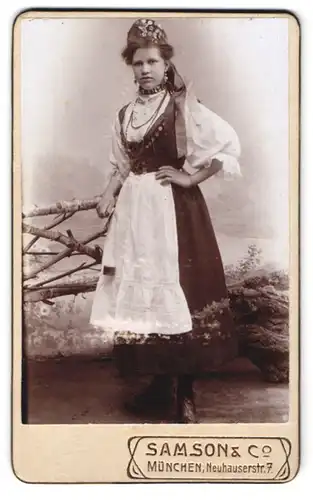 Fotografie Samson & Co., München, Neuhauserstr. 7, Portrait junge Frau im Trachtenkleid mit Kopfbedeckung und Kette