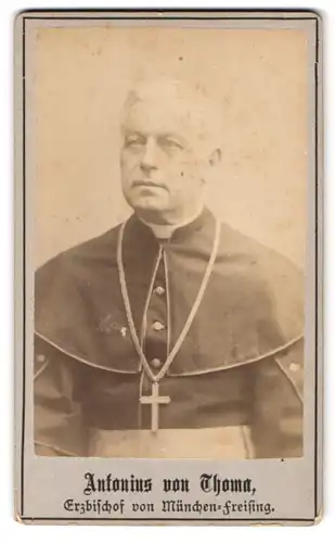 Fotografie unbekannter Fotograf und Ort, Portrait Erzbischof Antonius von Thoma im Talar mit Kette, Erzbischof Freising