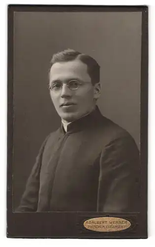 Fotografie Adalbert Werner, München, Eisenstr. 7, Portrait Pastor im Talar mit Brille