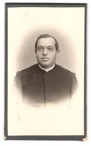 Fotografie A. Irl, Mittenwald a. I., Portrait Pastor im Talar mit Brille und Collar
