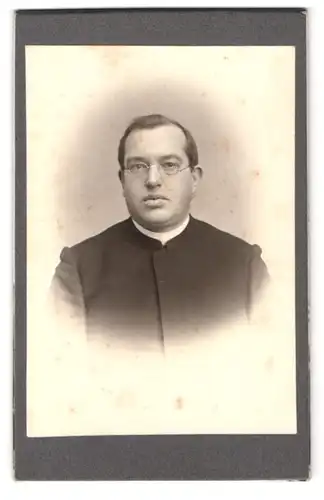 Fotografie A. Irl, Mittenwald, Portrait Pastor Valentin im Talar mit Brille