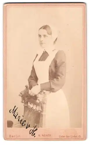 Fotografie H. Noack, Berlin, Unter den Linden 45, Portrait Marie als Krankensschwester mit Haube und Schürze