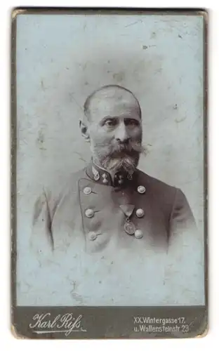 Fotografie Karl Riss, Wien, Wintergasse 17, Portrait Eisenbahner in Uniform mit Orden und Vollbart