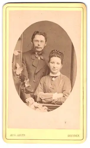 Fotografie Aug. Adler, Dresden, Victoria Strasse 21, Portrait Frau im Biedermeierkleid und Mann stehen am Fenster