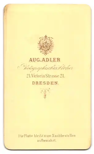 Fotografie Aug. Adler, Dresden, Victoria Strasse 21, Portrait Frau im Biedermeierkleid und Mann stehen am Fenster