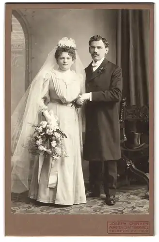 Fotografie Joseph Werner, München, Isarthorplatz 2, Portrait Brautpaar im Hochzeitskleid und Anzug mit Zylinder