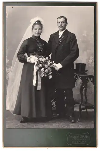Fotografie Adalbert Werner, München, Elisenstr. 7, Portrait Brautpaar im schwarzen Hochzeitskleid und Anzug, Zylinder