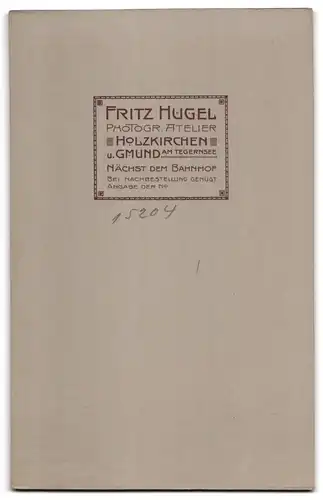 Fotografie Hugel, Holzkirchen, Nächst dem Bahnhof, Portrait Eheleute im schwarzen Hochzeitskleid und Anzug mit Hut