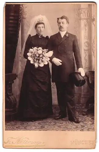 Fotografie Fr. Neumayer, München, Neuhauserstr. 29, Portrait Brautpaar im schwarzen Kleid und Anzug mit Zylinder
