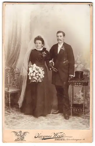 Fotografie Jacques Weiss, Basel, Bäumleingasse 14, Portrait Eheleute mit schwarzem Kleid und Anzug nebst Zylinder