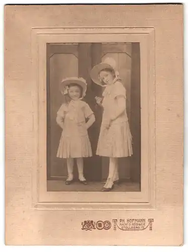Fotografie Ph. Hofmann, Stollberg i. S., Portrait zwei Mädchen in Kleidern mit grossen Hauben