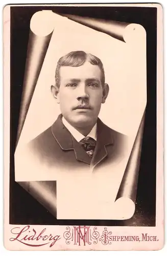 Fotografie Lidberg, Ishpeming / Michigan, First Street, Portrait Herr im Anzug mit Mittelscheitel im Passepartout