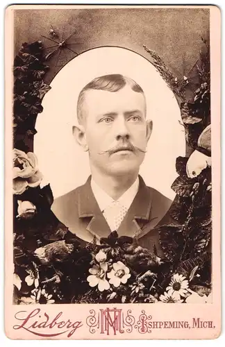 Fotografie Lidberg, Ishpeming / Michigan, First Street, Portrait Herr im Anzug mit Moustache, Passepartout