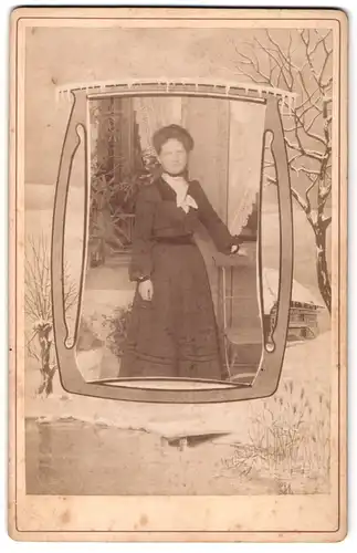 Fotografie unbekannter Fotograf und Ort, Portrait Dame im Biedermeierkleid vor Ihrem Haus, Passepartout