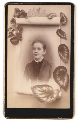 Fotografie unbekannter Fotograf und Ort, Portrait junge Frau im Biedermeierkleid, Passepartout