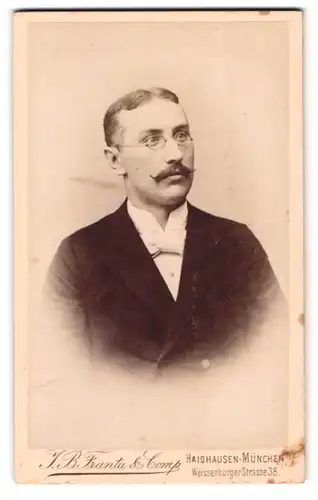 Fotografie J. B. Franta & Comp., München, Weissenburger Str. 38, Portrait Kapellmeister Max Schinagl im Anzug mit Brille