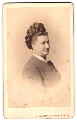 Fotografie F. Jamrath & Sohn, Berlin, Belle-Alliance-Str. 14, Portrait Dame im Kleid mit hochgestecktem Zopf