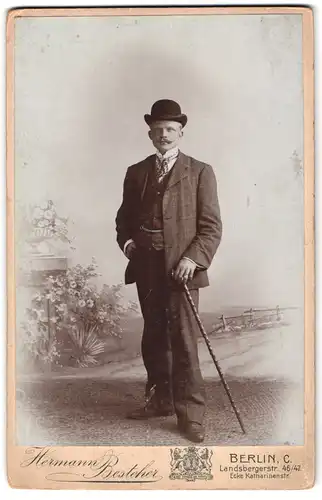 Fotografie Hermann Besteher, Berlin, Landsbergerstr. 46 /47, Portrait junger Mann im Anzug mit Melone und Stock, Dandy