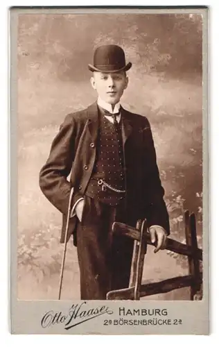 Fotografie Otto Haase, Hamburg, Börsenbrücke 2a, Portrait Knabe im adretten Anzug mit Stock und Melone, Dandy