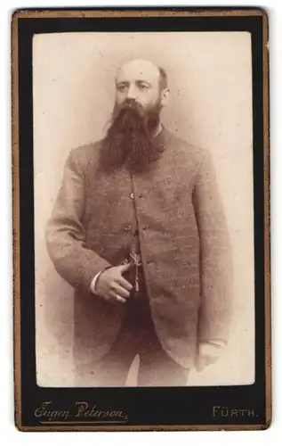 Fotografie Eugen Peterson, Fürth, Schwabacherstr. 5, Portrait Herr im karierten Anzug mit buschigem Vollbart