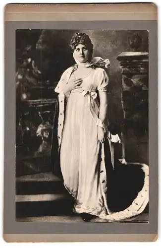 Fotografie unbekannter Fotograf und Ort, Portrait Königin Luise von Preussen im Kleid mit Königsmantel