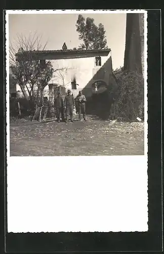 Foto-AK Sermoneta, Lazarett Valvisciolo, Januar 1944, Drei Soldaten