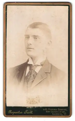 Fotografie Augustus Scott, London, 108 Oxford Street, Portrait eines jungen Mannes im Anzug