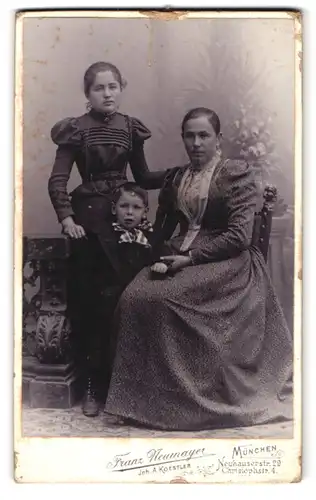 Fotografie Franz Neumayer, München, Neuhauserstrasse 29, Mutter mit ihren Kindern