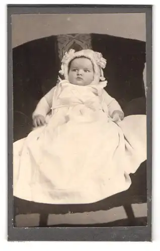 Fotografie Fotograf unbekannt, Mittenwald, Kind im Taufkleid