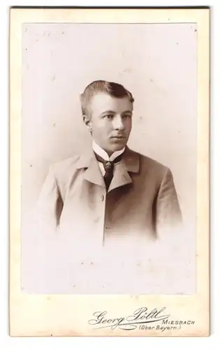 Fotografie Georg Pöltl, Miesbach, fescher junger Mann im Portrait