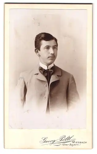 Fotografie Georg Pöltl, Miesbach, fein rausgeputzter junger Mann im Portrait