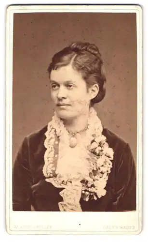 Fotografie W. Kuntzemüller, Baden-Baden, Friedrichstrasse 1, bürgerliche Dame mit Camée im samtenen Kleid