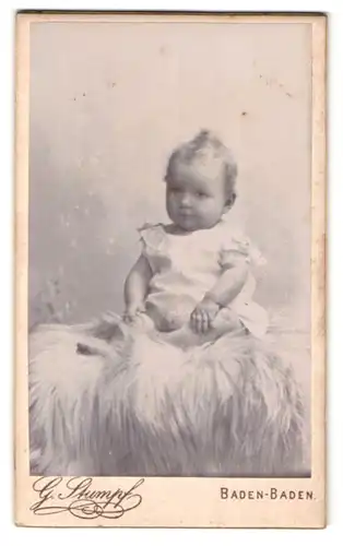 Fotografie G. Stumpf, Baden-Baden, Lichtenthalerstrasse 57, kleines Speckbein im Kleidchen