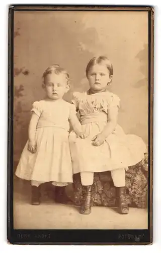 Fotografie Gebr. André, Potsdam, Geschwisterchen in weissen Kleidern
