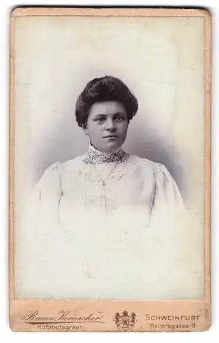 Fotografie Bauer-Kornmacher, Schweinfurt, Hellersgasse 9, junge Frau in weissem Puffärmelkleid