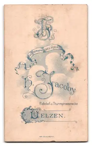 Fotografie H. Jacoby, Uelzen, Bahnhof- und Turmstrassenecke, lockiges Fräulein im hübschen Kleid